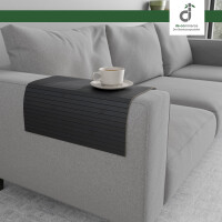 Flexible, stahlgraue Couchablage aus Bambus auf einer eckigen Armlehne eines grauen Sofas mit einer Kaffeetasse darauf, oben rechts ist das DE-COmmerce Logo.
