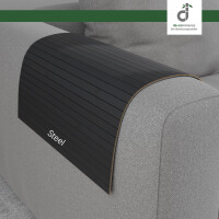 Flexible Couchablage aus Bambus in bläulichem Grau mit schmalen Bambusstegen, passend über eine graue runde Sofa-Armlehne gelegt und ideal als praktische Ablagefläche für Getränke, Snacks oder Fernbedienung.