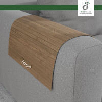 Flexible Couchablage aus Bambus in hellbraun-grau mit schmalen Bambusstegen, passend über eine graue runde Sofa-Armlehne gelegt und ideal als praktische Ablagefläche für Getränke, Snacks oder Fernbedienung.
