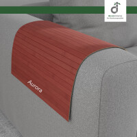 Flexible Couchablage aus Bambus in warmen Rot mit schmalen Bambusstegen, passend über eine graue runde Sofa-Armlehne gelegt und ideal als praktische Ablagefläche für Getränke, Snacks oder Fernbedienung, oben rechts DE-COmmerce.