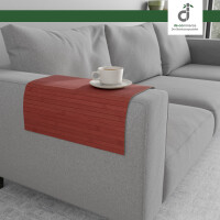 Flexible, rote Couchablage aus Bambus auf einer eckigen Armlehne eines grauen Sofas mit einer Kaffeetasse darauf, oben rechts ist das DE-COmmerce Logo.