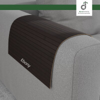 Flexible Couchablage aus Bambus in dunklem Schwarzbraun mit schmalen Bambusstegen, passend über eine graue runde Sofa-Armlehne gelegt und ideal als praktische Ablagefläche für Getränke, Snacks oder Fernbedienung.