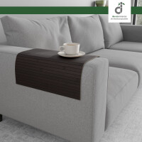 Flexible, rote Couchablage aus Bambus auf einer eckigen Armlehne eines grauen Sofas mit einer Kaffeetasse darauf, oben rechts ist das DE-COmmerce Logo.
