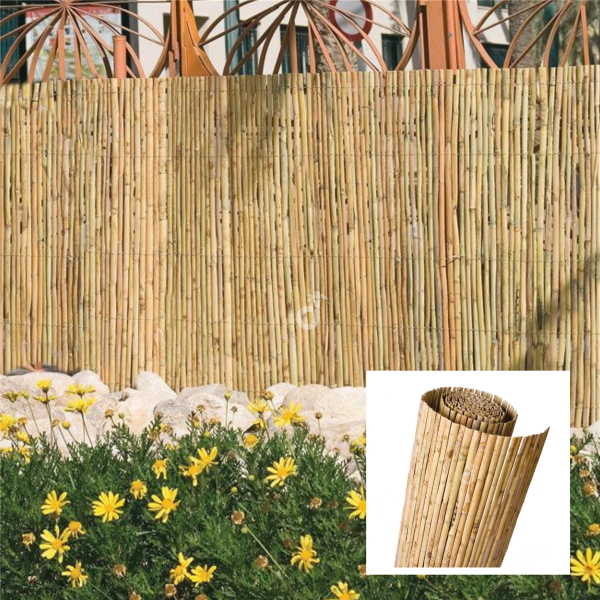 Gerollter Bambuszaun mit gleichmäßigen, natürlichen Bambusstäben, ideal für Sichtschutz und Gartendekoration.