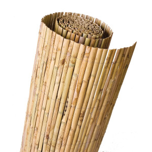 Rollenzaun aus natürlichem Bambus, der als Sichtschutz dient. Die Rolle ist 50 cm breit und 500 cm hoch, ideal für Gärten und Terrassen.
