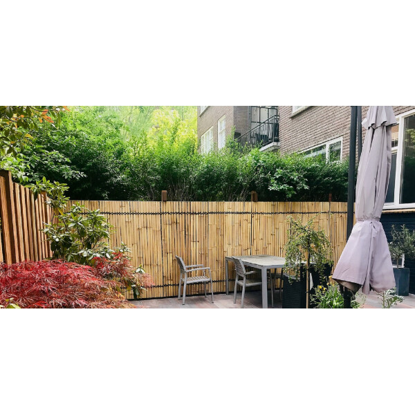 Gartensitzecke mit Sichtschutz aus Bambus KISU. Der Zaun aus Naturbambus sorgt für Privatsphäre und natürliche Ästhetik.