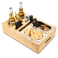 Bambus-Snackbox mit integrierter Couchbar und Sofatablett, 40 x 26 cm groß. Enthält zwei Metallschalen für Snacks, zwei Getränkehalterungen, eine Smartphone-Ablage und eine USB-Ladestation. Ideal für gemütliche Abende auf der Couch mit Erfrischungen und Unterhaltung.