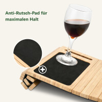 Bambus-Sofatablett mit Handyhalterung und Weinglas. Ein Handy ist in der Halterung platziert. Das Tablett ist mit einer rutschfesten Matte ausgestattet.