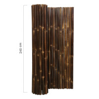 Sichtschutz aus Bambus in Naturfarbe, der einen Gartenweg mit Kies und Statuen flankiert. Hohe, dichte Bambusstäbe bieten Privatsphäre und eine natürliche Optik.