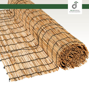 Aufgerollte natürliche Schilfjalousie mit schwarzen...