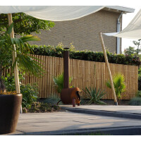 Stilvoller Garten mit hochwertigem Sichtschutz aus Bambus, der als Zaunelement XXL NATURE für natürliche Privatsphäre sorgt. Die dichten, vertikal angeordneten Bambusstäbe schaffen eine elegante und natürliche Atmosphäre, während sie den Bereich effektiv abgrenzen. Perfekt für moderne Gartenkonzepte, die Natürlichkeit und Design verbinden.