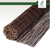 Nahaufnahme einer aufgerollten Sichtschutzmatte aus dunklen Naturzweigen, teilweise ausgerollt, mit stabiler Drahtverbindung mit dem DE-Commerce Logo.