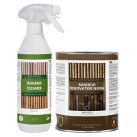 Zwei Pflegeprodukte für Bambusoberflächen stehen nebeneinander vor einem weißen Hintergrund. Links steht eine weiße Sprühflasche mit grünem Etikett und der Aufschrift „Bamboo Cleaner“, rechts daneben eine braune Blechdose mit der Aufschrift „Bamboo Renovator Nigra“. Beide Etiketten zeigen Bambusstäbe im Hintergrund.