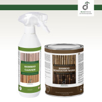 Zwei Bambus-Pflegeprodukt wurden leicht von oben fotografiert. Links steht eine weiße Sprühflasche mit grünem Etikett und der Aufschrift „Bamboo Cleaner“, rechts daneben eine braune Blechdose mit der Aufschrift „Bamboo Renovator Nature“. Oben rechts ist das DE-COmmerce Logo.