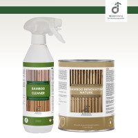 Zwei Pflegeprodukte für Bambusoberflächen stehen nebeneinander vor einem weißen Hintergrund. Links steht eine weiße Sprühflasche mit grünem Etikett und der Aufschrift „Bamboo Cleaner“, rechts daneben eine braune Blechdose mit der Aufschrift „Bamboo Renovator Nature“. Beide Etiketten zeigen Bambusstäbe im Hintergrund. Oben rechts ist das DE-COmmerce Logo.
