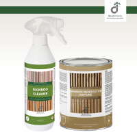 Zwei Bambus-Pflegeprodukt wurden leicht von oben fotografiert. Links steht eine weiße Sprühflasche mit grünem Etikett und der Aufschrift „Bamboo Cleaner“, rechts daneben eine braune Blechdose mit der Aufschrift „Bamboo Renovator Nature“. Oben rechts ist das DE-COmmerce Logo.
