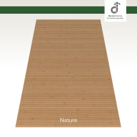 Abbildung eines hellbeigen Bambusteppichs mit der Bezeichnung „Nature“. Der Teppich besteht aus schmalen, längs angeordneten Bambusleisten. Oben rechts befindet sich das Logo von DE-Commerce.
