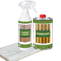 Ein Bambus-Pflegeset bestehend aus einer Sprühflasche „Bamboo Cleaner“, einer Dose „Bamboo Care“ mit rotem Schraubverschluss und fünf weißen Pflegetüchern vor weißem Hintergrund.