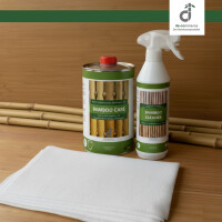 Ein Bambus-Pflegeset bestehend aus einer Dose „Bamboo Care“, einer Sprühflasche „Bamboo Cleaner“ und weiße Pflegetücher liegt auf einer Bambusoberfläche. Im Hintergrund sind Bambusstäbe und oben rechts ist das Logo von DE-COmmerce zu sehen.