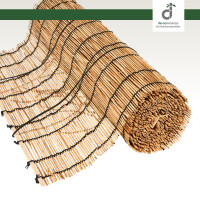 Aufgerollte natürliche Schilfjalousie mit schwarzen Bindfäden, präsentiert auf weißem Hintergrund; oben rechts befindet sich das DE-COmmerce Logo.