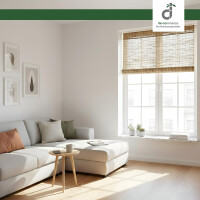 Modernes, helles Wohnzimmer mit cremefarbenem Ecksofa, dekorativen Kissen und kleinem Holztisch. Rechts sorgt eine heruntergelassene Schilfjalousie am großen Fenster für warmes, weiches Licht; Pflanzen und Bücher stehen auf der Fensterbank. Oben rechts ist das DE-COmmerce Logo.