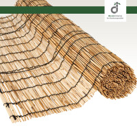 Aufgerollte natürliche Schilfjalousie mit schwarzen Bindfäden, präsentiert auf weißem Hintergrund; oben rechts befindet sich das DE-COmmerce Logo.