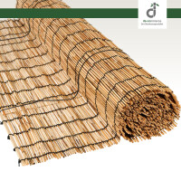 Aufgerollte natürliche Schilfjalousie mit schwarzen Bindfäden, präsentiert auf weißem Hintergrund; oben rechts befindet sich das DE-COmmerce Logo.