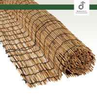 Aufgerollte natürliche Schilfjalousie mit schwarzen Bindfäden, präsentiert auf weißem Hintergrund; oben rechts befindet sich das DE-COmmerce Logo.