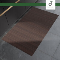 Rechteckiger, mittelbrauner mit Kaffeeton Bambusläufer mit feinen Längsstreifen liegt auf einem grauen Steinboden vor modernen, dunklen Küchenunterschränken. Oben rechts befindet sich das DE-COmmerce Logo.