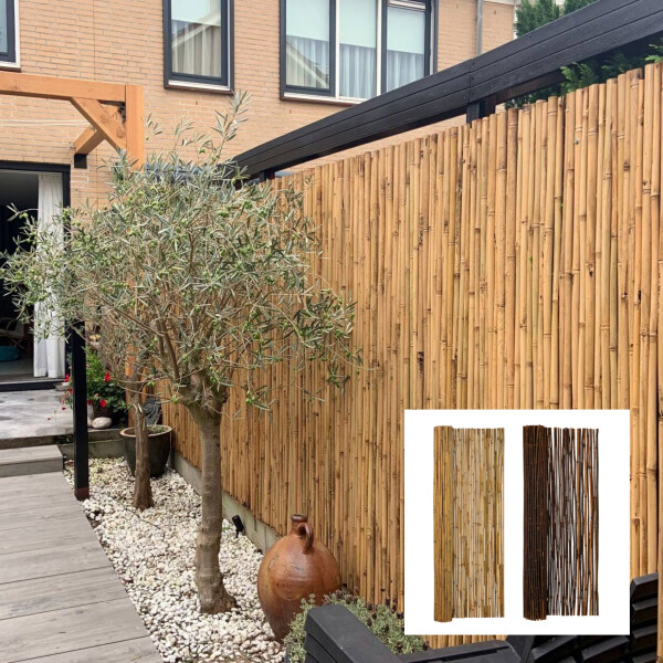 Zwei Bambus-Windschutz-Zäune aus vertikal angeordneten, mit Draht verbundenen Bambusstäben vor weißem Hintergrund– links in naturheller Optik, rechts in dunkler, brauner Variante.