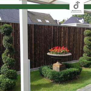 Moderner Garten mit dunklem Bambus-Windschutzzaun,...