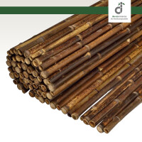 Bambuszaun aus dunklen Bambusrohren, dicht nebeneinander angeordnet und zu einem kompakten Bündel zusammengerollt, vor weißem Hintergrund und oben rechts ist das DE-COmmerce Logo.