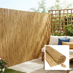 Helle Terrasse mit Schilf-Sichtschutzmatte entlang der...