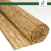 Aufgerollte Schilfrohrmatte als natürlicher Sichtschutz, dicht gebündelt und mit Draht fixiert, freigestellt vor hellem Hintergrund mit Logo „DE-COmmerce – Der Bambusspezialist“ oben rechts.