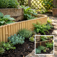 Detailaufnahme einer wellenförmigen Bambus-Beeteinfassung in einem sonnigen Garten. Das Beet ist mit Sukkulenten, Farnen und Bodendeckern bepflanzt, im Hintergrund sind ein Holzelement und ein dekoratives Rankgitter zu sehen. Unten rechts ist das gleiche Bild in einer anderen Farbe eingeblendet.