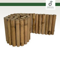 Geschwungene Beeteinfassung aus Bambus dient als Rasenkannte und trennt Rasen und ein mit Rindenmulch bedecktes Gartenbeet; im Hintergrund ist ein Rasenmäher zu sehen; oben rechts das DE-COmmerce Logo.