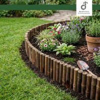 Rundes Blumenbeet mit verschiedenen Zierpflanzen und Lavendel, eingefasst von einer niedrigen Bambus-Beeteinfassung; daneben gepflegter Rasen und eine kleine Gartenschaufel; oben rechts das DE-COmmerce Logo.