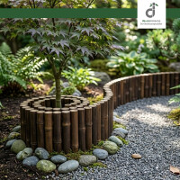 Runde Bambus-Beeteinfassung aus dicht gesetzten Bambusstäben um einen kleinen Baum, entlang eines geschwungenen Kieswegs mit Steinen in einem Garten; oben rechts das DE-COmmerce Logo.