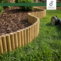 Geschwungene Beeteinfassung aus Bambus dient als Rasenkannte und trennt Rasen und ein mit Rindenmulch bedecktes Gartenbeet; im Hintergrund ist ein Rasenmäher zu sehen; oben rechts das DE-COmmerce Logo.