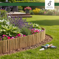 Geschwungene Bambus-Beeteinfassung trennt ein blühendes Lavendelbeet von einer gepflegten Rasenfläche. Auf dem Rasen liegen Gartenhandschuhe und eine Gartenschaufel, oben rechts das DE-COmmerce Logo.