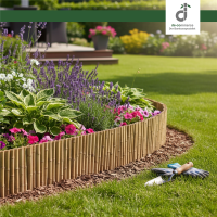 Geschwungene Bambus-Beeteinfassung trennt ein blühendes Lavendelbeet von einer gepflegten Rasenfläche. Auf dem Rasen liegen Gartenhandschuhe und eine Gartenschaufel, oben rechts das DE-COmmerce Logo.