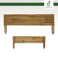 Blumenbeet im Garten mit farbenfrohen Blumen, eingefasst von einer niedrigen Bambusumrandung; neben dem Beet ist ein Rindenmulchweg und im Hintergrund weitere Pflanzen und warmes Sonnenlicht; oben rechts das DE-COmmerce Logo.