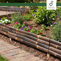 Blumenbeet mit farbenfrohen Blumen und Rindenmulch, eingefasst von einer niedrigen Bambus-Beetumrandung entlang eines gepflasterten Gartenwegs; oben rechts das DE-COmmerce Logo.
