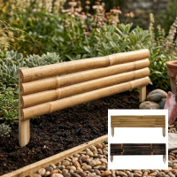Bambus-Beetumrandung aus hellen Bambusspalten, im Garten entlang eines Beets in die Erde gesteckt; dahinter ein bepflanztes Beet mit Sukkulenten und Stauden, davor eine Kiesfläche mit Gartenhandschuhen, Blumentopf und kleiner Schaufel. Unten rechts ein Freisteller mit der Blende in beiden Farben abgebildet.