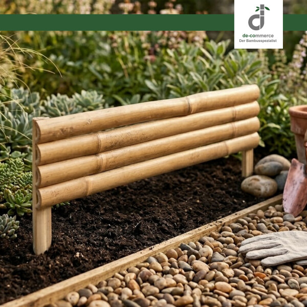 Bambus-Beetumrandung aus hellen Bambusspalten, im Garten entlang eines Beets in die Erde gesteckt; dahinter ein bepflanztes Beet mit Sukkulenten und Stauden, davor eine Kiesfläche mit Gartenhandschuhen, Blumentopf und kleiner Schaufel.