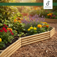 Blumenbeet im Garten mit farbenfrohen Blumen, eingefasst von einer niedrigen Bambusumrandung; neben dem Beet ist ein Rindenmulchweg und im Hintergrund weitere Pflanzen und warmes Sonnenlicht; oben rechts das DE-COmmerce Logo.