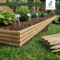 Blumenbeet im Garten mit Bambus-Beetumrandung, gefüllt mit Mulch und verschiedenen Pflanzen; kleine Pflanzschilder stecken in der Erde, daneben liegen einzelne Elemente der Beetumrandung auf dem Rasen, oben rechts das DE-Commerce Logo.