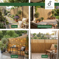Schilfmatte als natürlicher Sichtschutz hinter einer gemütlichen Sitzecke im Garten mit Sessel, Beistelltisch und Zierpflanzen. Links veranschaulichen Symbole die Eigenschaften individuell anpassbar, nachhaltig und einfach zu montieren. Oben rechts befindet sich das DE-COmmerce Logo.