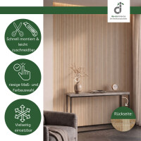 Bambus- Wandbelag in hellem Bambuston als natürliche und stilvolle Wandgestaltung eines modernen Wohnbereichs mit Sessel, Konsolentisch und dezenter Dekoration. Das Produktbild zeigt die einfache und schnelle Montage sowie die leichte Zuschneidbarkeit, eine große Auswahl an Maßen und Farben und die vielseitigen Einsatzmöglichkeiten. Zusätzlich ist die rutschfeste Rückseite des Wandbelags „Vlies mit Dots“ abgebildet; oben rechts das DE-COmmerce Logo.