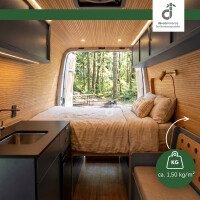 Gemütlicher Campervan mit warmem Bambus-Wand- und Deckenbelag, Doppelbett und kompakter Küche; durch die geöffneten Hecktüren fällt der Blick in einen grünen Wald. Eine Grafik weist auf das geringe Gewicht des Wandbelags von ca. 1,50 kg/m² hin, oben rechts das DE-COmmerce Logo.